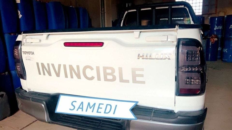 Autocollants de hayon arrière Toyota Hilux Graphismes INVINCIBLE Autocollants de toutes les couleurs